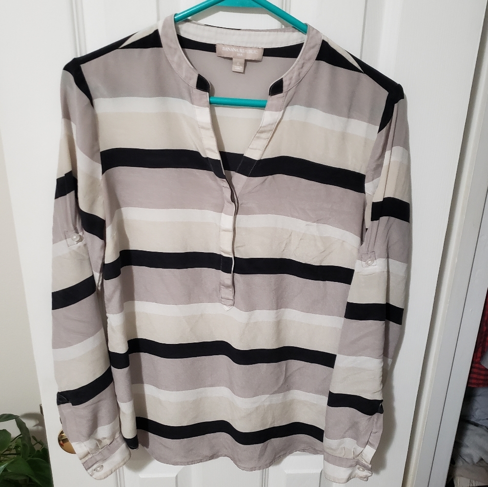 ☘5/$25 100% Silk Banana Republic Blouse